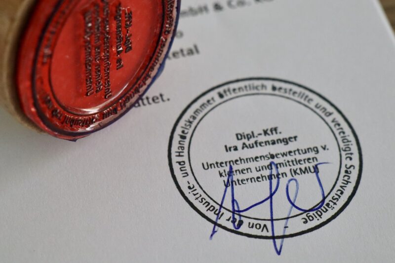 Stempel und Unterschrift von Ira Aufenanger als öffentlich bestellte Sachverständige für Unternehmensbewertung – IDW S1 und Bewertung von KMU