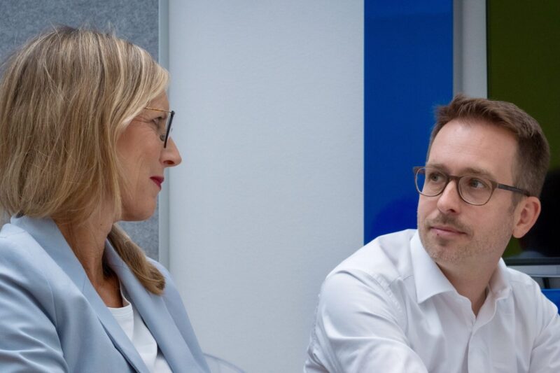 Ira Aufenanger und Emil Strobl von Acquintum bei der Beratung zum Unternehmensverkauf und M&A im Mittelstand
