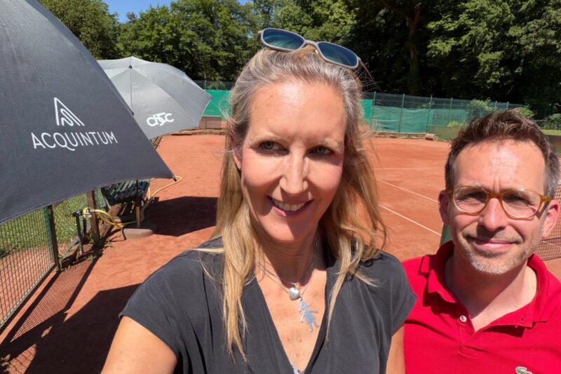 Vertreter von Acquintum und dem Crefelder Hockey & Tennis Club (CHTC) auf der Tennisanlage in Krefeld bei der Übergabe neuer Sonnenschirme.