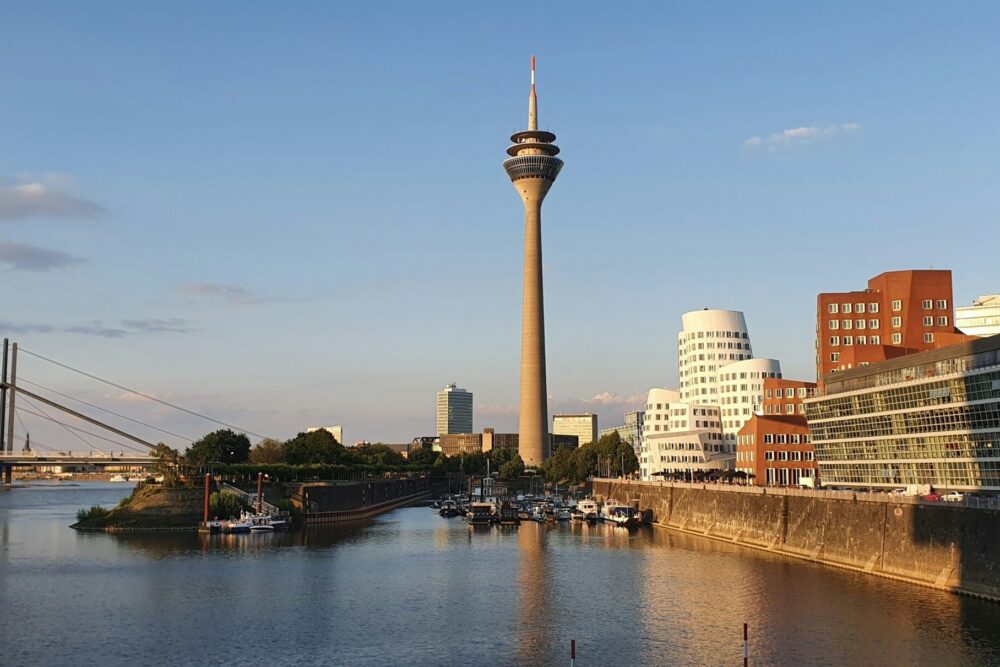 Skyline von Düsseldorf mit Rheinturm – Standort von Acquintum für Unternehmensbewertung, M&A und Unternehmensnachfolge.